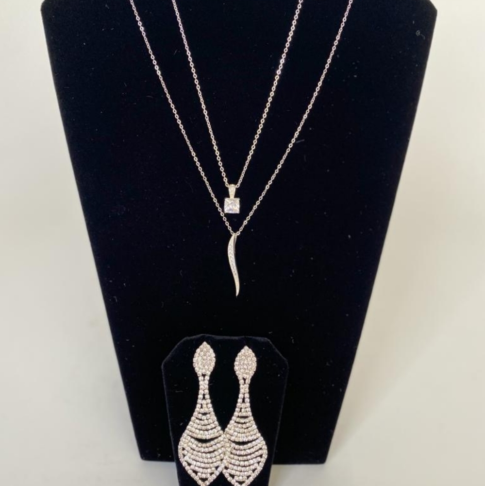 Silver color necklace and earrings set.